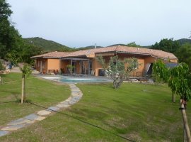 La maison au pied des collines...