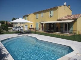 vue extérieur de la piscine et de la maison