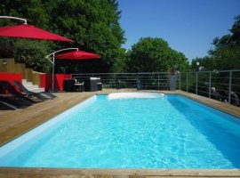 Piscine chauffée et sécurisée par une bache à barres