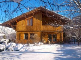 Chalet sous la neige