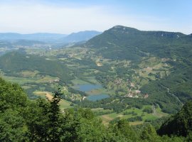 vue sur les deux petits lacs de St jean de Chevelu depuis la route du col du chat