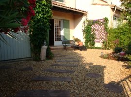 Le petit jardin côté rue