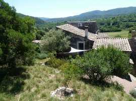 Maison avec un jardin et deux terrasses