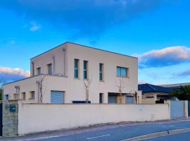 Nuestra casa: delante (entrada + exterior)