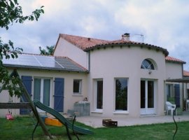 Côté jardin (nous avons enlevé la balançoire depuis la photo)