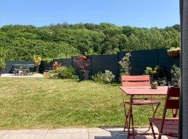 Vue du salon sur l'arrière du jardin
