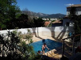 la piscine et la vue sur la sainte baume