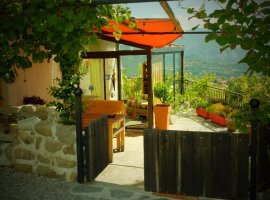 Terrasse ombragée et véranda