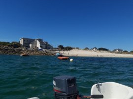 L'école de voile sur la plage de Pors Gelin à 30 mètres de notre maison