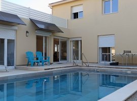 façade avec piscine